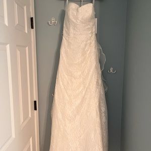 Beautiful, never worn, all lace wedding dress in perfect condition!